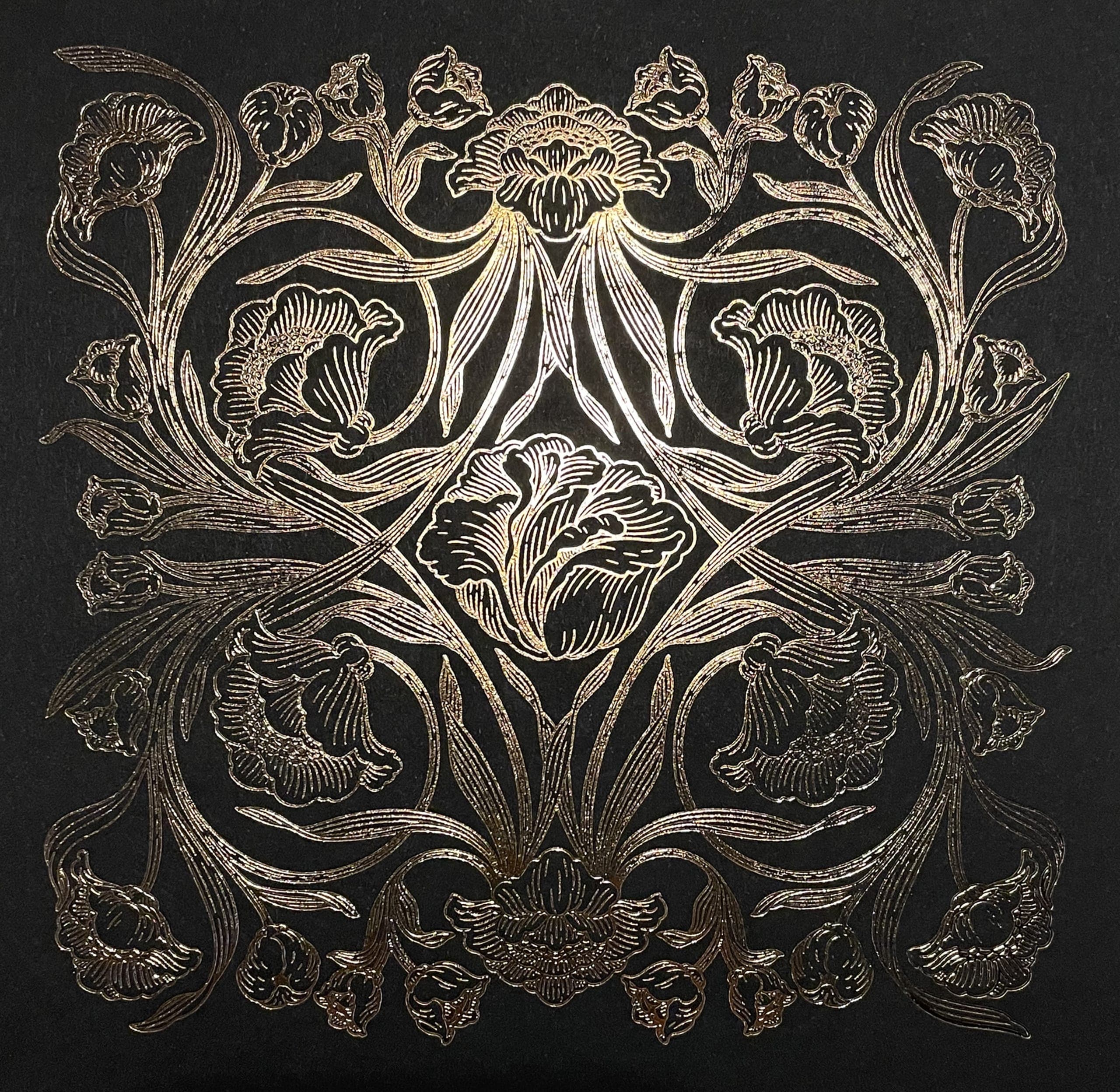 黒い背景と中央の高度に詳細な金のイラストレーション装飾モチーフを持つ優雅なグリーティングカード。
