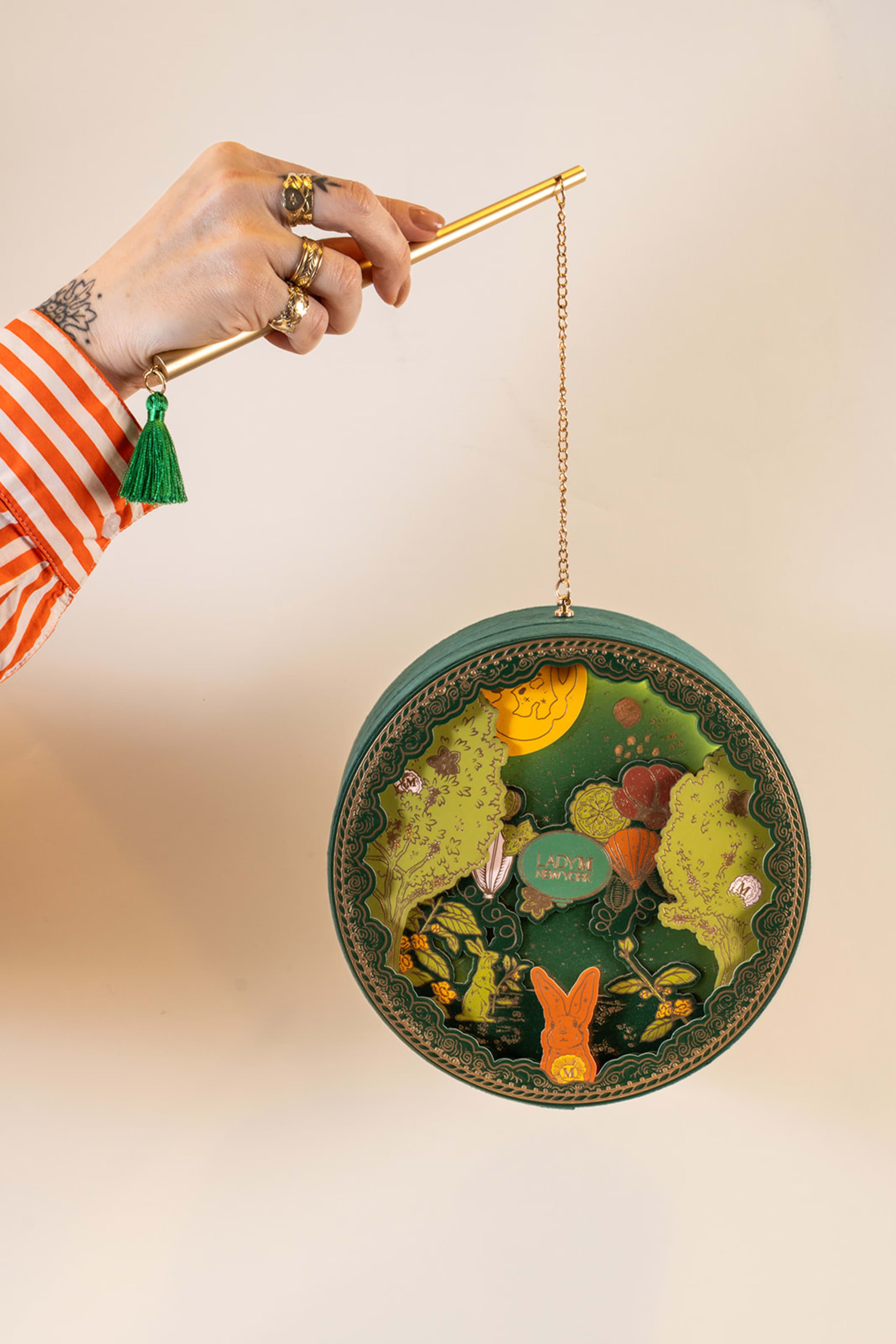 2024年 Lady M 中秋挿絵入りランタンボックスを手に持つ