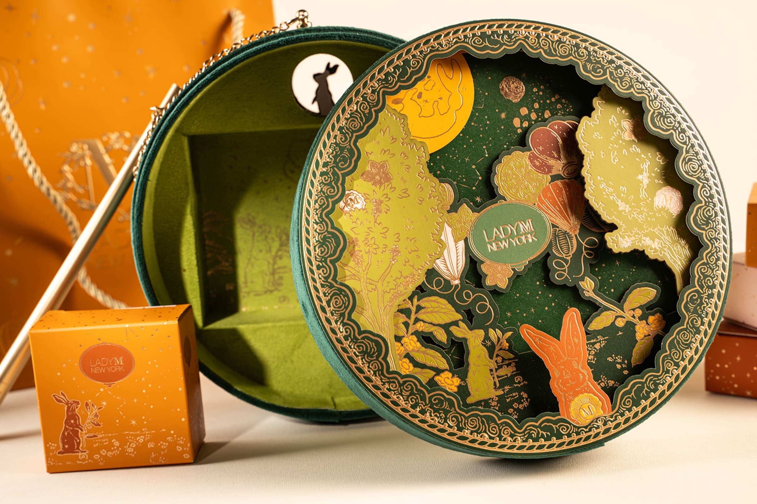 動物モチーフの内装を持つ Lady M の挿絵入り月餅ギフトボックス