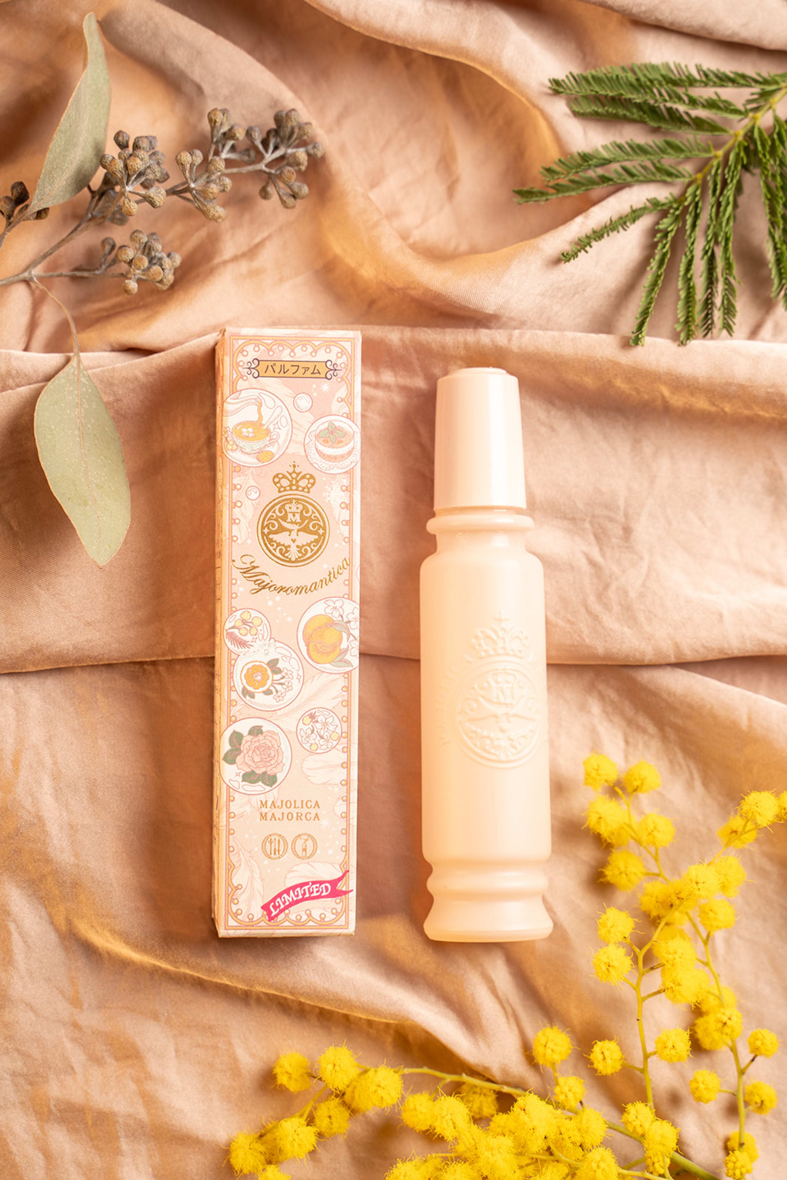 花の傍らに置いたマジョリカ マジョルカの挿絵入りパッケージボトル