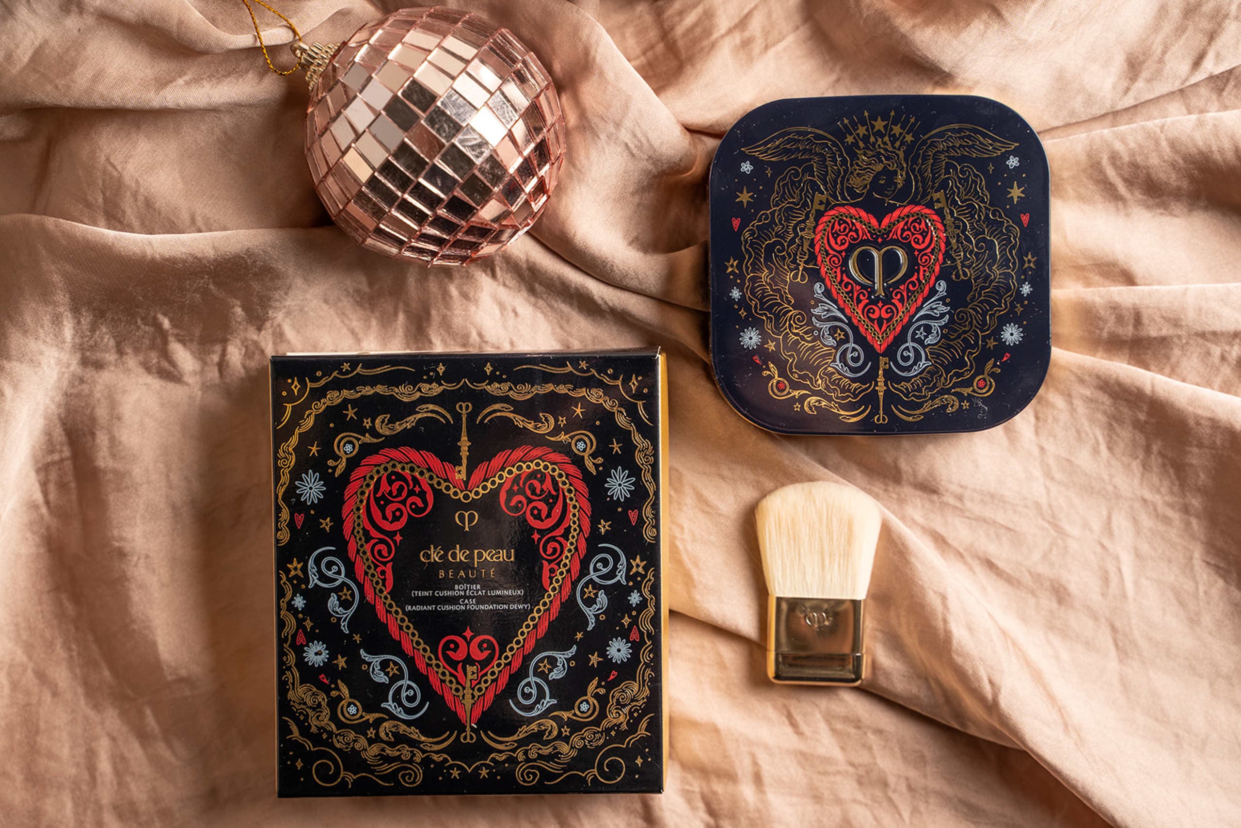 挿絵の細部とブラシを添えたマジョリカ マジョルカのハート型ボックス