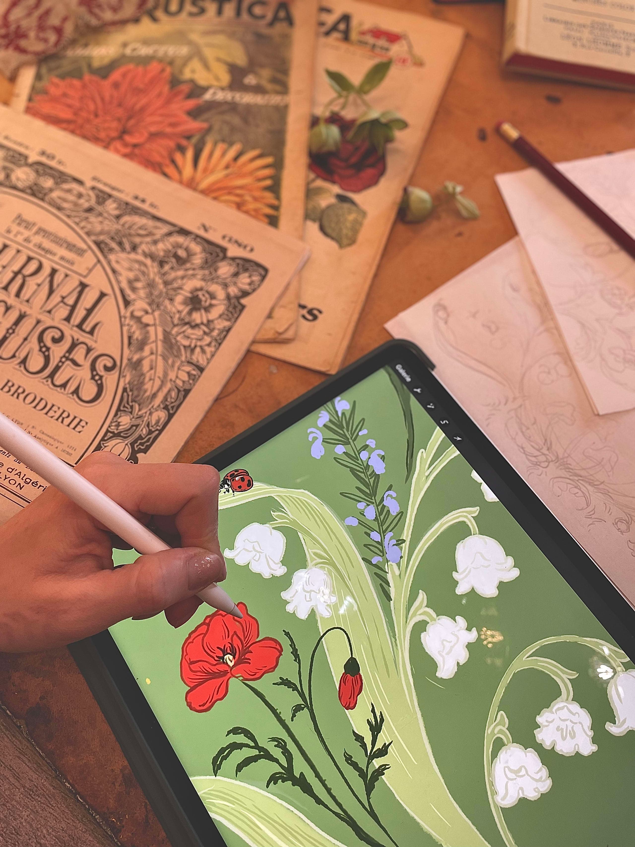 デジタルペンを持つイラストレーターの手。描画用タブレットの上で細線を引く