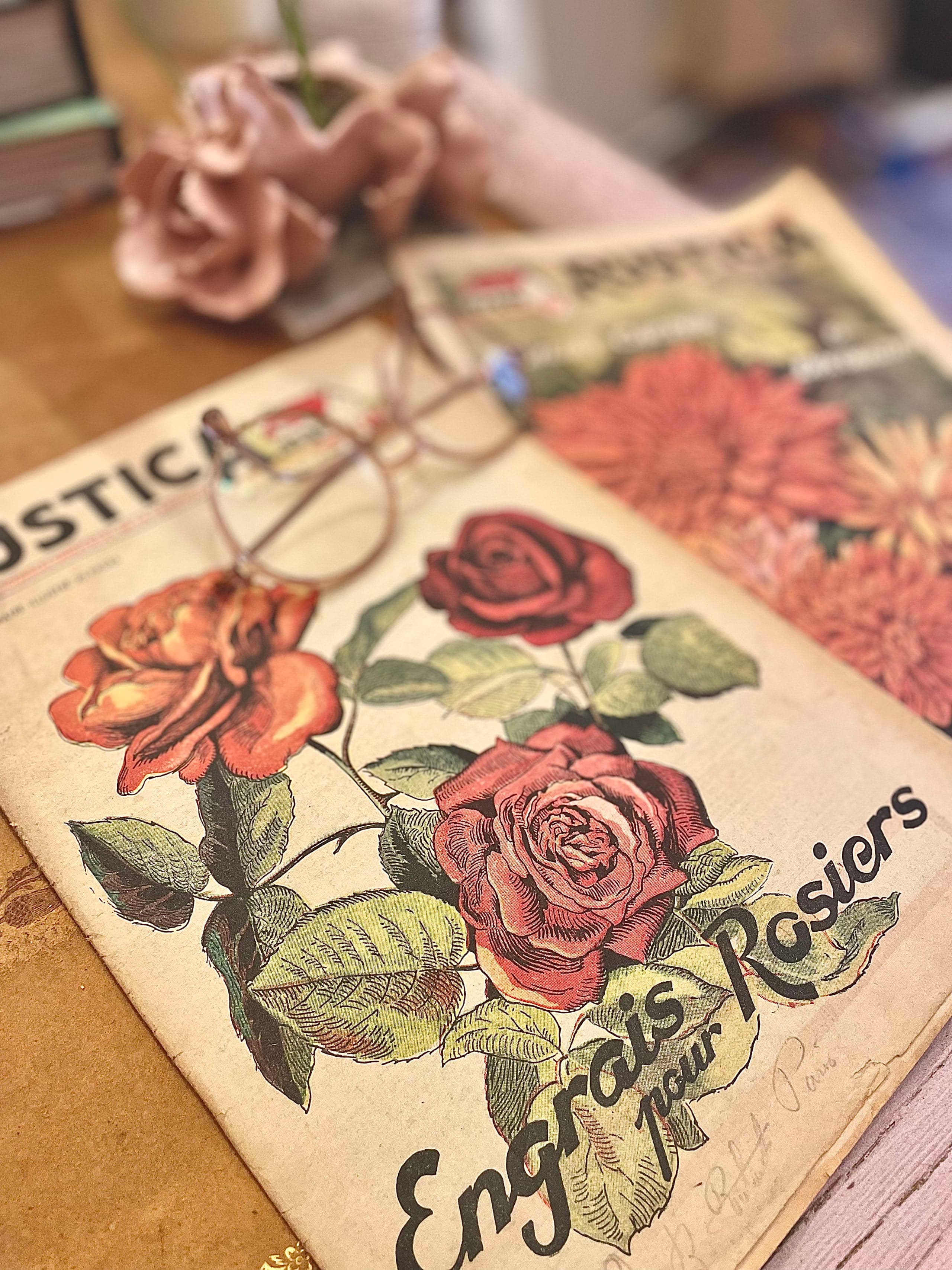 机のディテール。ボタニカル本の上に眼鏡が置かれた、勤勉な雰囲気