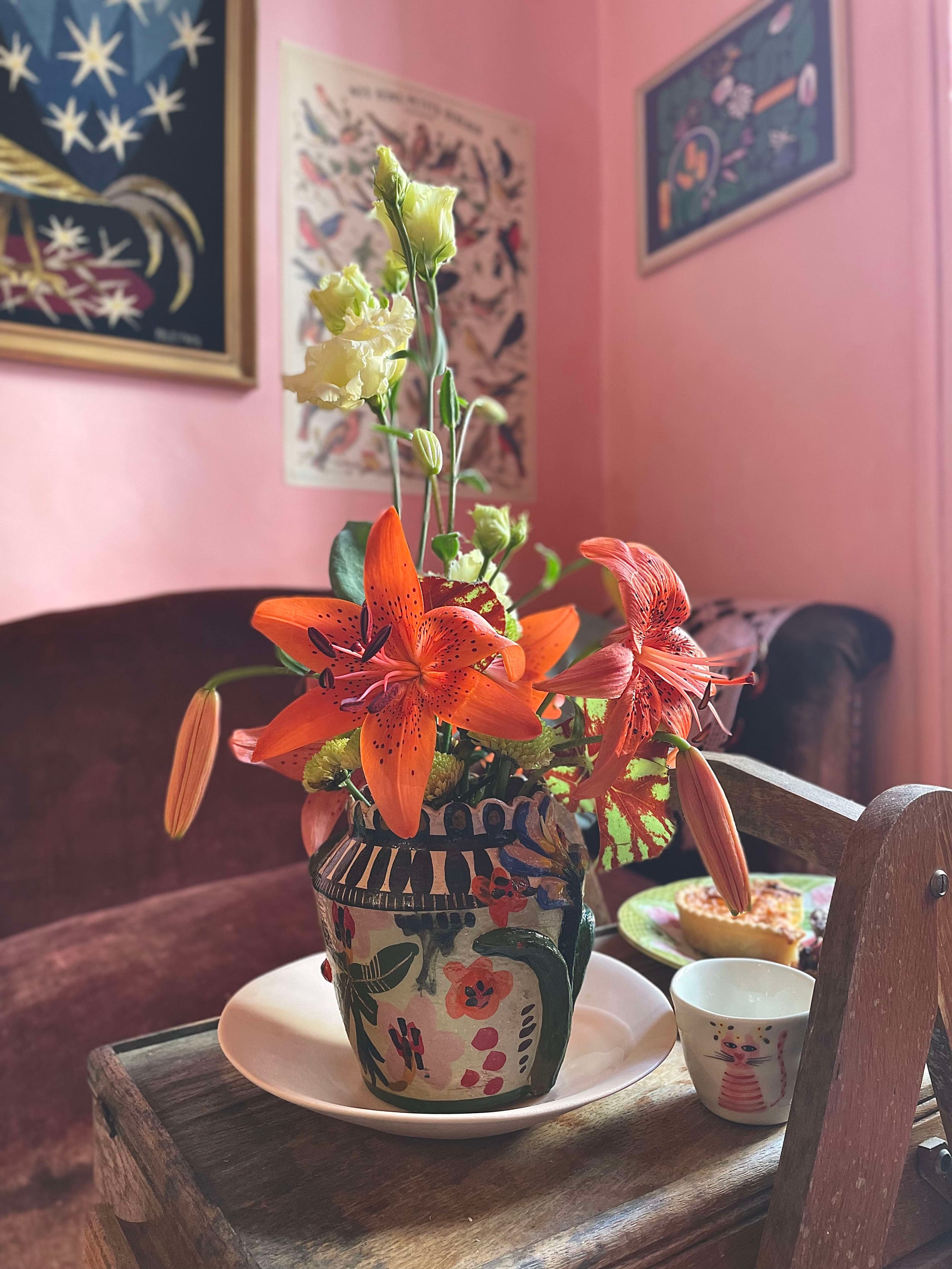 花瓶に生けたユリのボタニカルコンポジション。日常儀式の美学